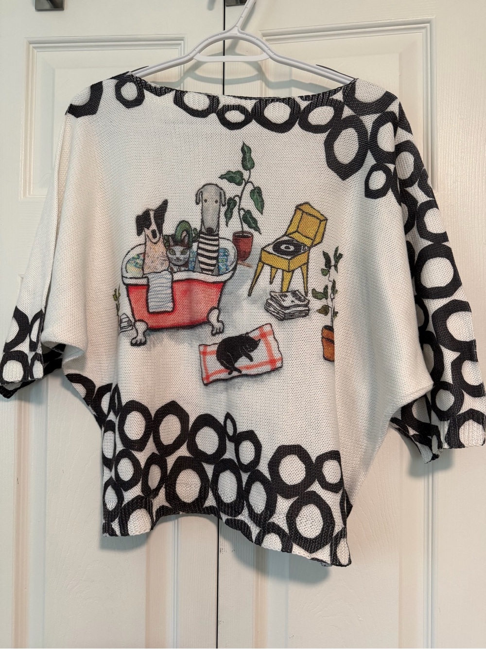 INOAH Whimsical Dog & Bathtub Graphic Knit Top in White and Black